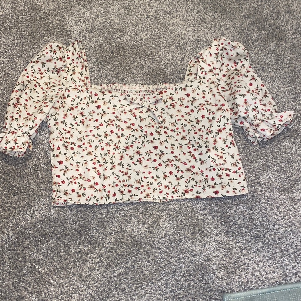 Super cute floral cropped blouse
